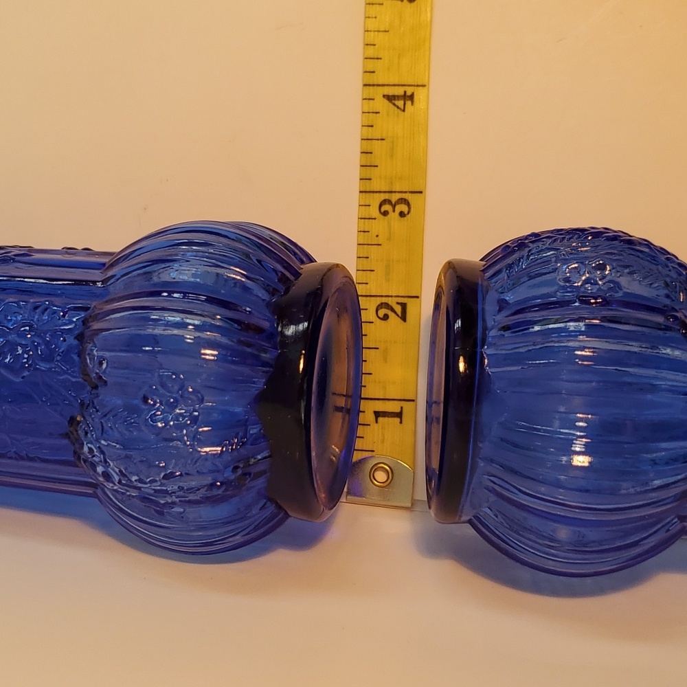 Vtg Cobalt Blue Glass Spice Shakers 5" Floral Design Aluminum Screw Top Set of 2 - Picture 9 of 9